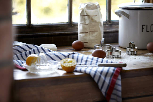 Яйця, лимон і борошно на кухонній лічильнику — стокове фото
