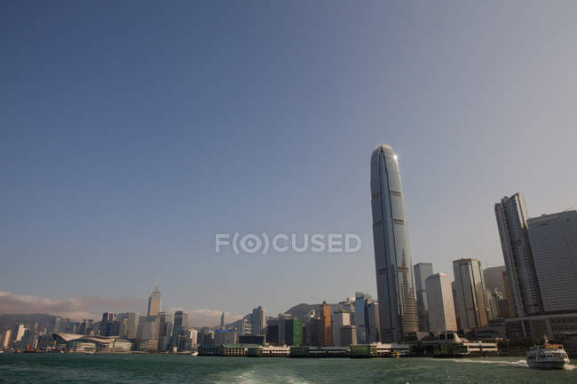 Arranha-céus no porto de Hong Kong — Fotografia de Stock