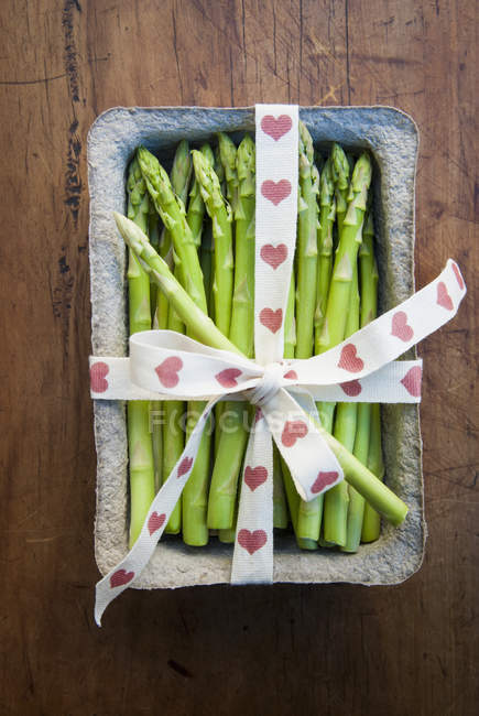 Vasca di asparagi freschi legati con nastro — Foto stock