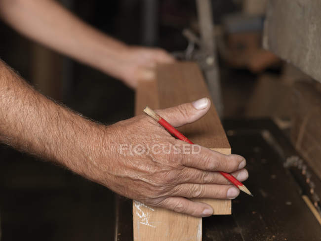 Imagem cortada de construtor de barcos trabalhando em carpintaria — Fotografia de Stock