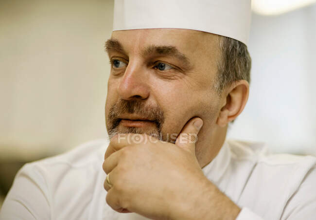 Portrait d'un chef cuisinier masculin — Photo de stock