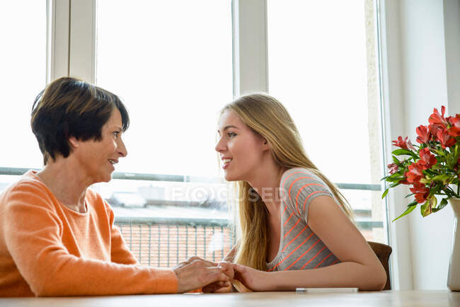 Madre e hija hablando cara a cara - foto de stock
