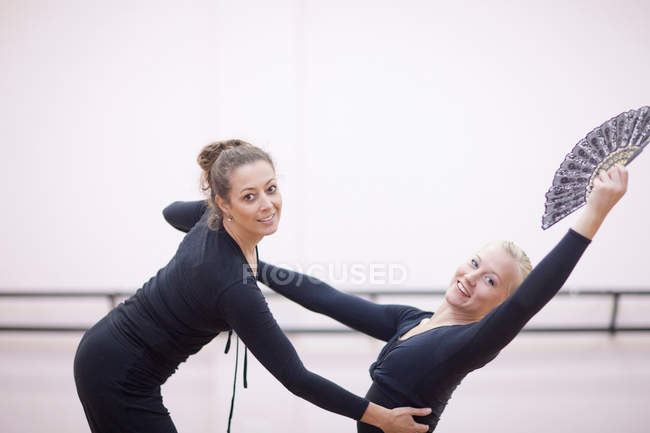 Profesor ajustando la pose de bailarina - foto de stock