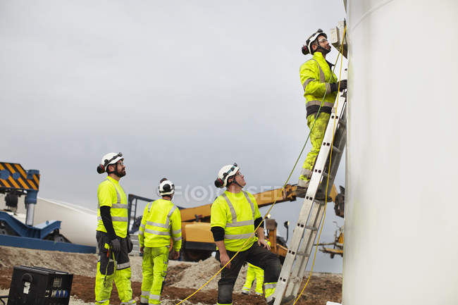 Ingenieure auf der Baustelle für Windkraftanlagen — Stockfoto