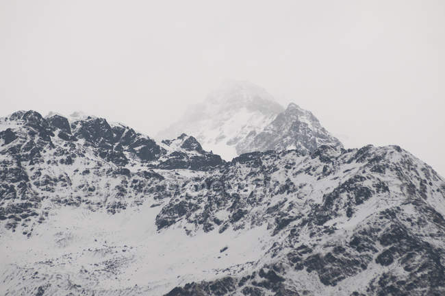 Nevado nevoeiro montanha gama nebulosa, Nepal — Fotografia de Stock