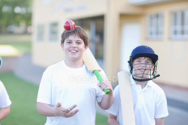 Rapaz captura bola de críquete — Fotografia de Stock