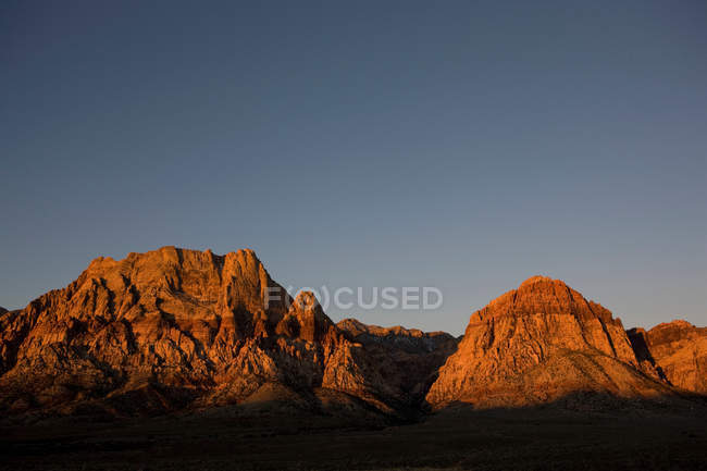 Montagnes à la lumière du lever du soleil — Photo de stock