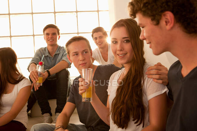 Grupo de amigos en la fiesta de casa - foto de stock
