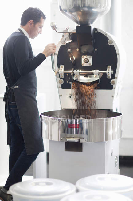 Barista avec machine à café — Photo de stock