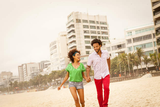 Пара наслаждается пляжем, Рио-де-Жанейро, Бразилия — стоковое фото