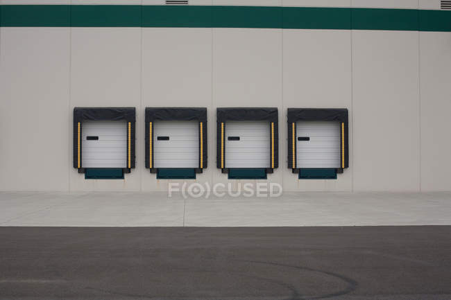 Baías de carga no armazém — Fotografia de Stock