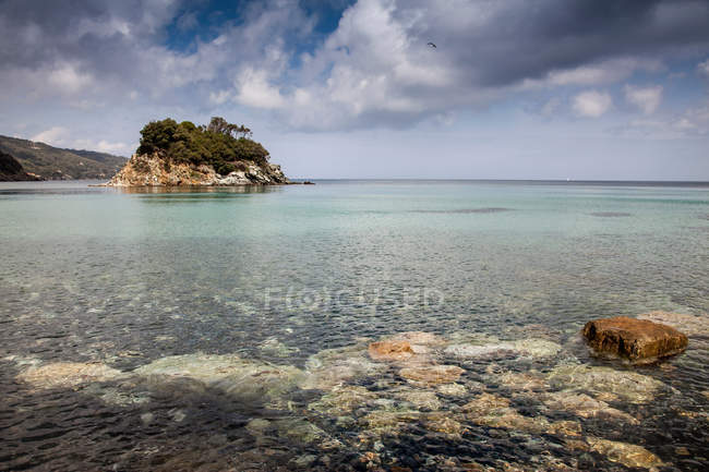 Águas costeiras claras perto da ilha de Elba — Fotografia de Stock