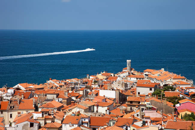 Vista aérea dos edifícios das cidades costeiras e do navio no mar — Fotografia de Stock
