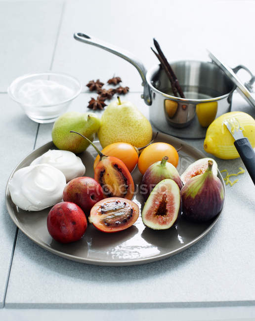 Sélection de fruits et meringues servis sur table — Photo de stock