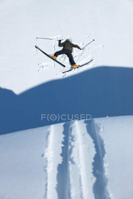 Vue aérienne du skieur tête baissée dans la neige — Photo de stock