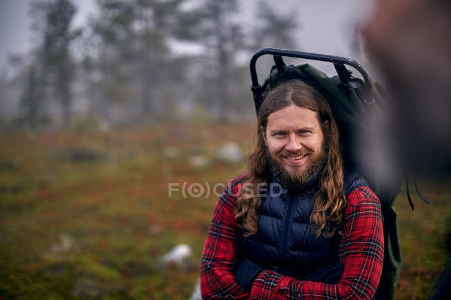 Портрет туриста в парке, Саркитунтури, Лапландия, Финляндия — стоковое фото