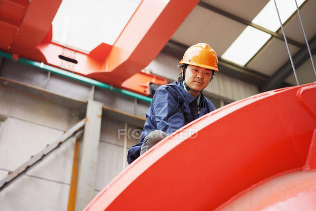 Lavoratore in impianto di produzione gru, Cina — Foto stock