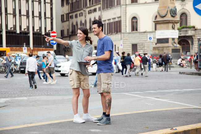 Casal jovem na pausa para a cidade, Florença, Toscana, Itália — Fotografia de Stock