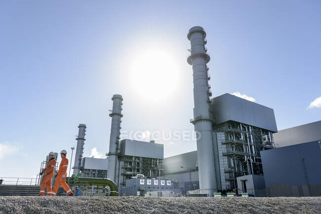 Workers at gas-fired power station — Stock Photo