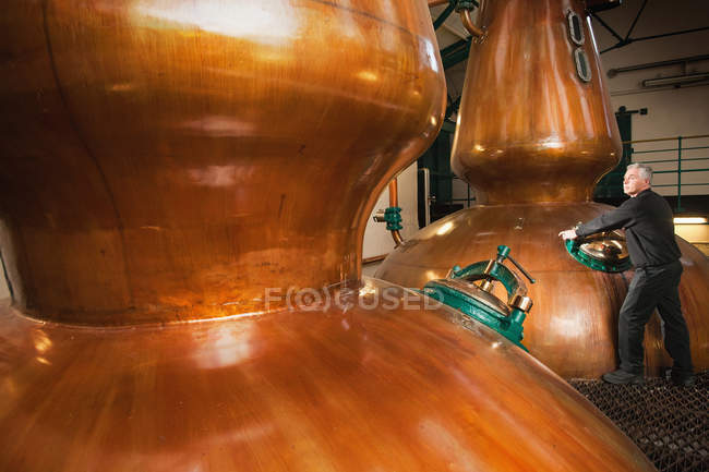 Travailleur dans la distillerie de whisky, objectif sélectif — Photo de stock