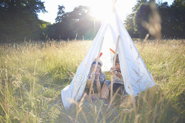 Dois meninos sentados dentro de uma tenda — Fotografia de Stock