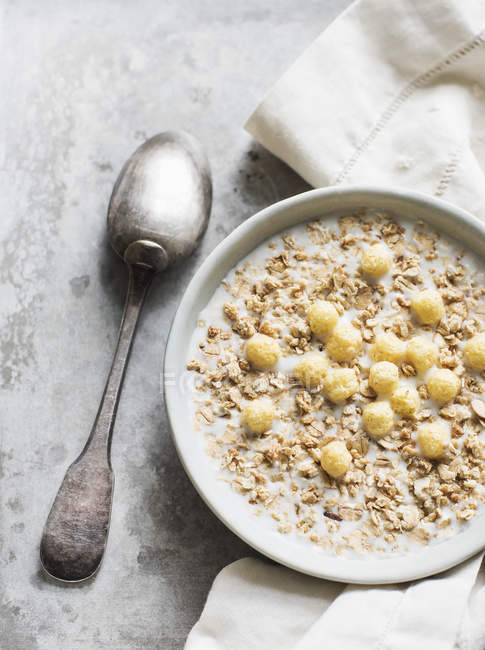 Desayuno granola con leche en tazón - foto de stock