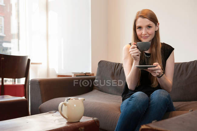 Ritratto di giovane donna che beve tè nel caffè — Foto stock