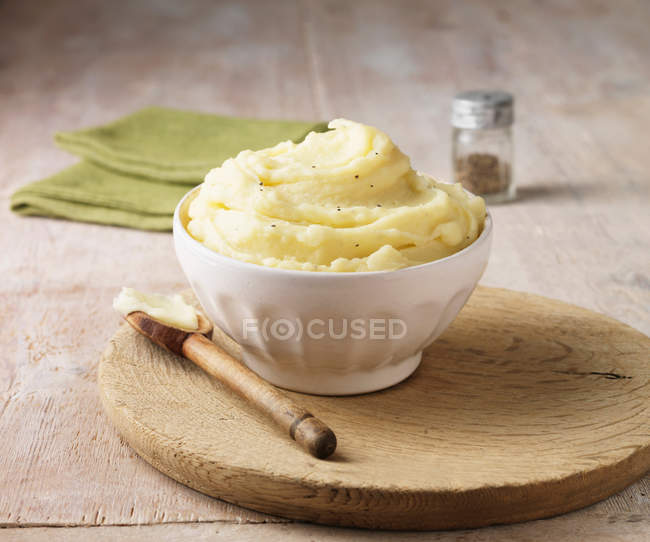 Mashed potato with black pepper in bowl — Stock Photo