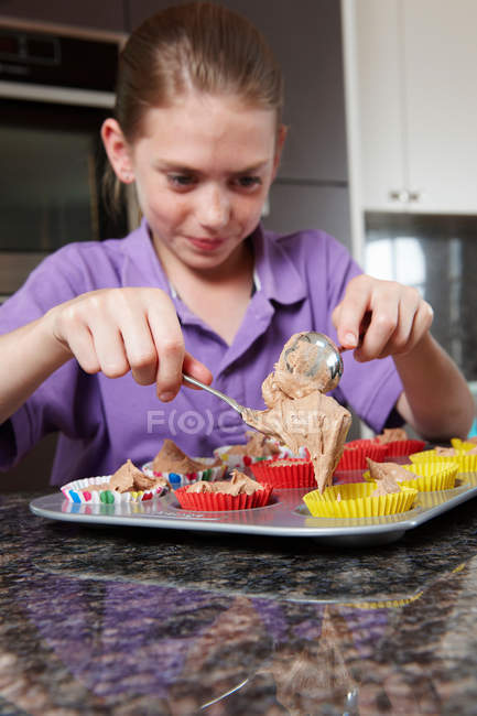 Menina fazendo bolos na cozinha — Fotografia de Stock