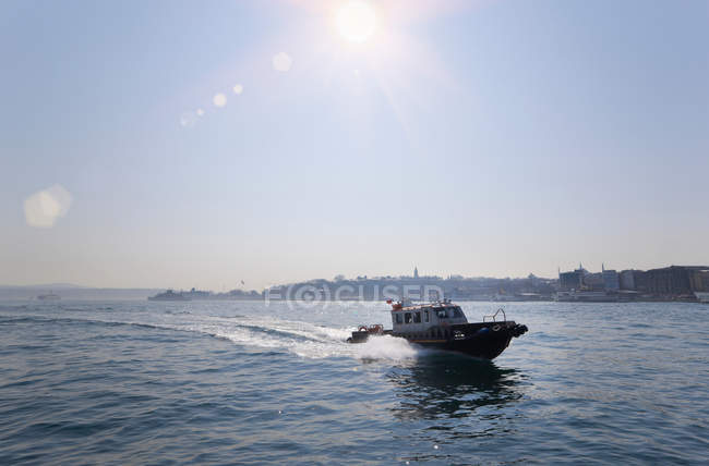 Barco patrulla del puerto en el cuerno de oro - foto de stock
