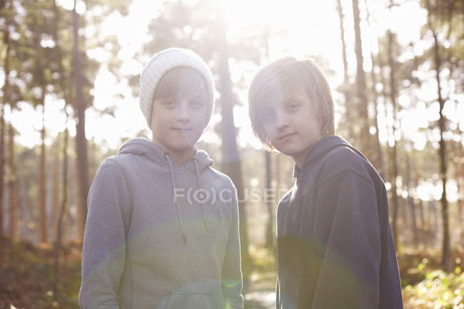 Retrato de irmãos gêmeos na floresta — Fotografia de Stock