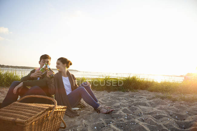Parejas jóvenes de picnic en Bournemouth beach, Dorset, Reino Unido - foto de stock