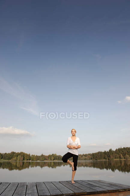 Giovane donna che fa esercizio yoga — Foto stock