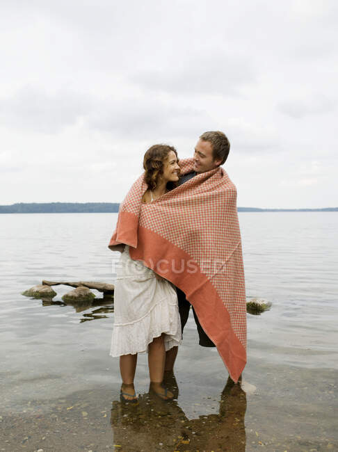 Homem e mulher em pé em águas rasas — Fotografia de Stock