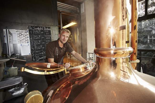 Retrato do jovem que trabalha na cervejaria — Fotografia de Stock