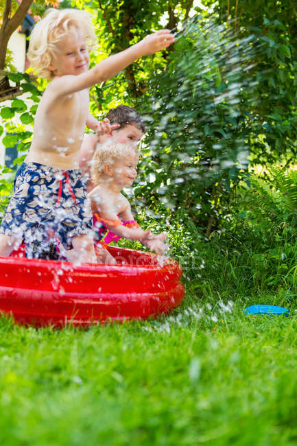 Bambini che schizzano nella piscina per bambini — Foto stock