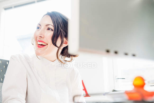 Trabalhadora de escritório feminina olhando para longe, sorrindo — Fotografia de Stock