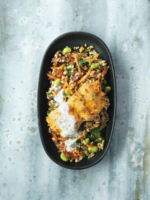 Gericht mit Lachs, Couscous und Gemüse auf dem Tisch — Stockfoto
