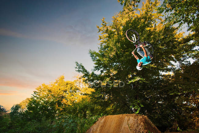 Bmx rider performt Stunt auf dem Kopf in der Luft — Stockfoto