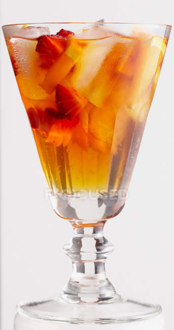 Коктейль з шматочками фруктів у склі, крупним планом постріл — стокове фото