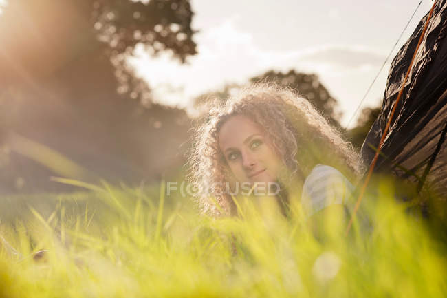 Девочка-подросток сидит в траве — стоковое фото