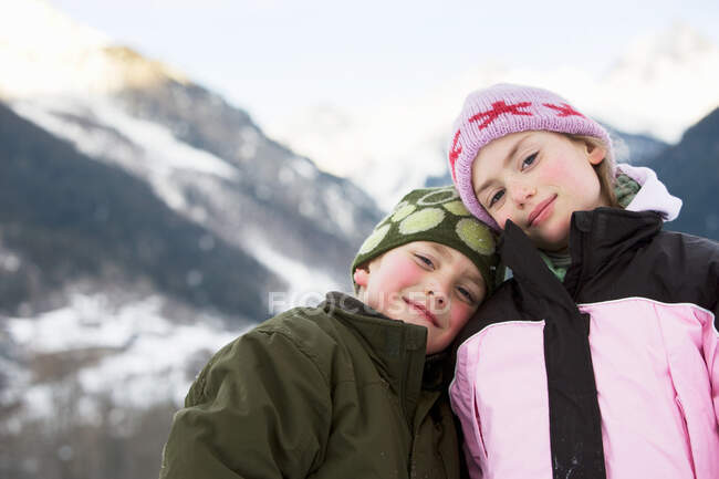 Portrait of boy and girl in mountains — Stock Photo
