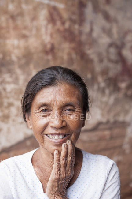 Зрелая женщина с рукой на подбородке, Баган, Бирма — стоковое фото