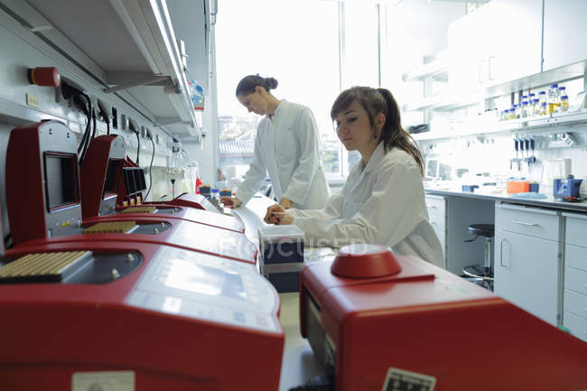 Laboratório de biologia técnicos do sexo feminino no trabalho — Fotografia de Stock