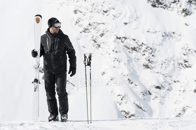 Портрет среднего взрослого мужчины с лыжами, Обергургль, Австрия — стоковое фото