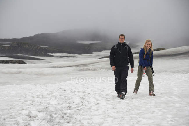 Caminhantes caminhando na paisagem nevada — Fotografia de Stock