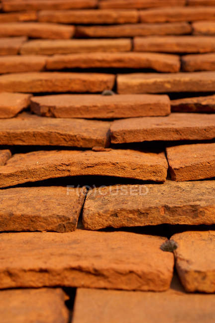 Rote Dachziegel aus Keramik — Stockfoto