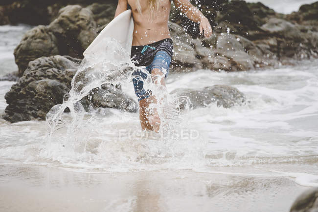 Surfeur australien avec planche de surf, Bacocho, Puerto Escondido, Mexique — Photo de stock