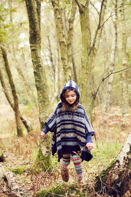 Young girl, walking through forest — Stock Photo