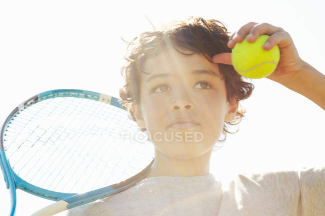Close up de menino com raquete de tênis e bola — Fotografia de Stock
